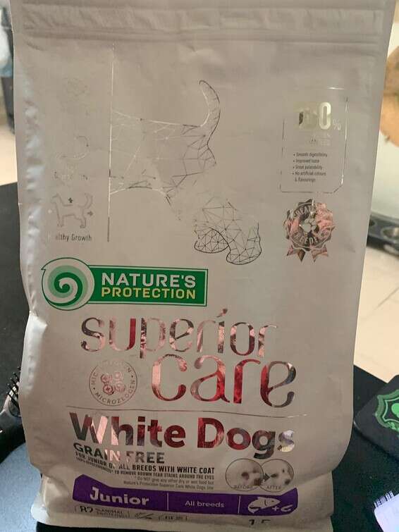 מזון צריך להיות איכותי, מותאם לגיל, לסוג ולגודל הגזע של הכלבלב שלכם. בתמונה - מזון לגורים של "נייצ'רז פרוטקשן" המותאם לכלבים לבנים מגזע קטן // צילום: ליאור פלג